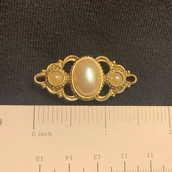 Vintage 1928 Elegant Gold-Tone and Faux Pearl Brooch - Picture 3 of 4